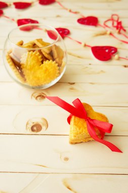 Ahşap arka gün St Sevgililer, kalp şeklinde kurabiye