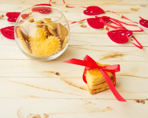 Ciasteczka w kształcie serca w dzień St Valentine tyłu drewniane — Zdjęcie stockowe