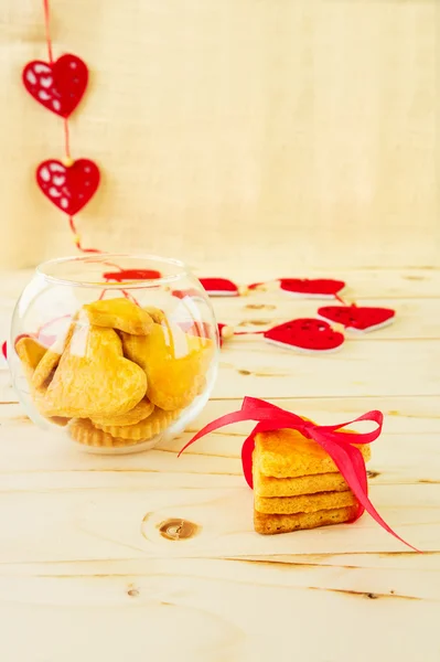 Galletas en la forma del corazón en el día San Valentín en madera Volver — Foto de Stock