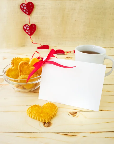 Card with blank Letter and Cookies in the Shape of Heart at Vale — Stock Photo, Image