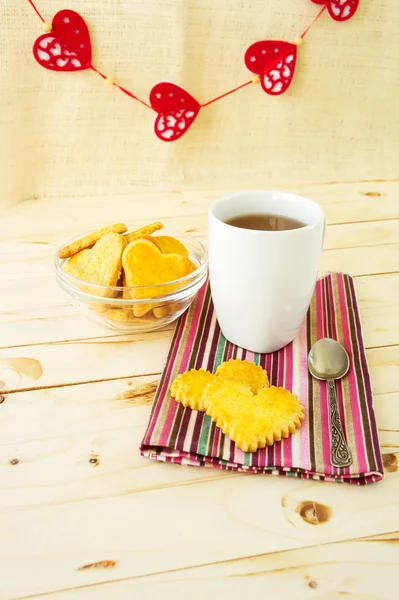 Gebak Cookies in de vorm van harten met kopje thee — Stockfoto