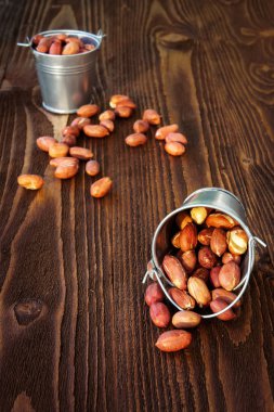 ahşap zemin üzerine fıstık