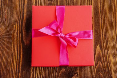 Eski ahşap masa üzerinde hediye kutusu. Üstten Görünüm