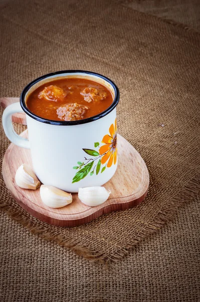 Sopa de tomate fresco sobre fondo de saco — Foto de Stock