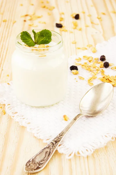 Um frasco de iogurte com mel de aveia vitrificada, nozes e pedaços de coco — Fotografia de Stock