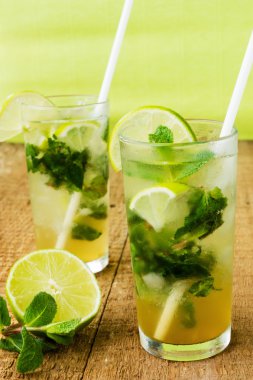 İki taze Mojito kokteyl. Mojito nane yaprakları, kireç ve ben