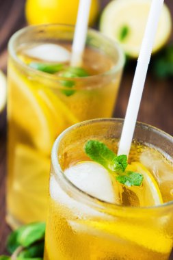 Buzlu çay ahşap masa üzerinde buz küpleri ile iki bardak