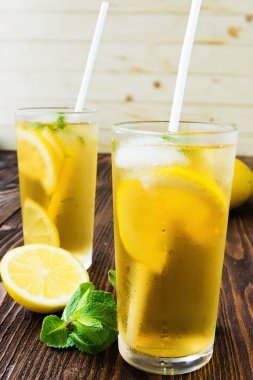 Buzlu çay ahşap masa üzerinde buz küpleri ile iki bardak