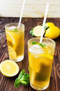 Buzlu çay ahşap masa üzerinde buz küpleri ile iki bardak