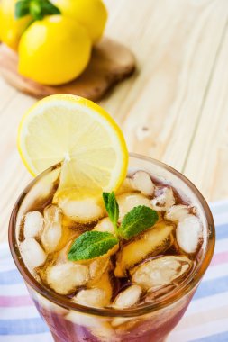 Glasse buz çay limon ve nane ile