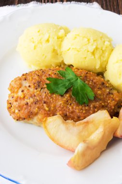 Fırında tavuk rulo ile elma, seçici odak