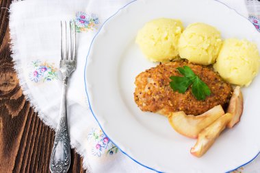 Fırında tavuk göğsü ile elma, seçici odak