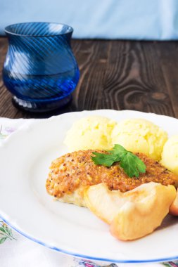 Fırında tavuk rulo ile elma, seçici odak