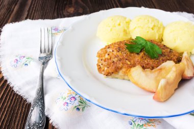 Fırında tavuk göğsü ile elma, seçici odak