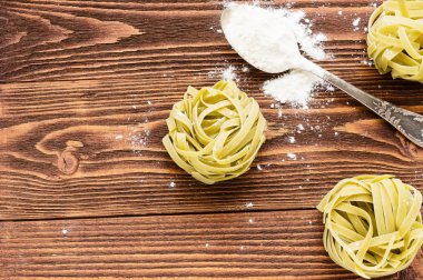 Ahşap arka planda çiğ makarna