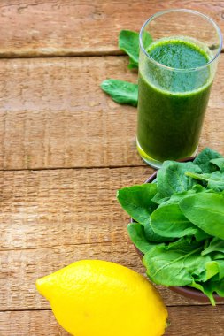 Ispanak ve ahşap backroun üzerinde limon ile sağlıklı yeşil smoothie