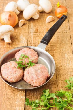Taze çiğ kıyma ahşap ba üzerinde tava üzerine maydanoz ile