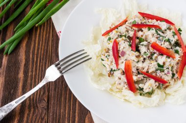 Salata tavuk, Çin lahanası, maydanoz, soğan, ceviz ve