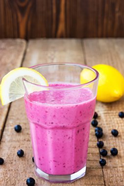 Blueberry smoothie bir barış ile bir bardak limon, vintag üzerinde