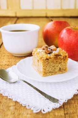 Ev yapımı elma pasta ve çay ahşap tablo