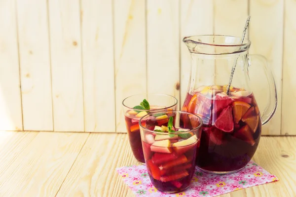 Sangría roja deliciosa casera con limas naranjas, manzanas y gr — Foto de Stock