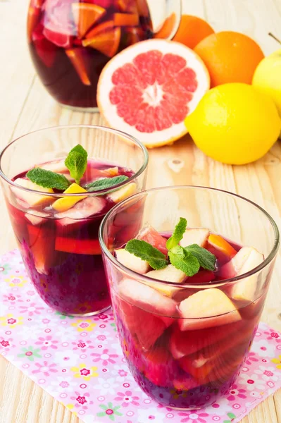 Refreshing sangria (punch) with fruits — Stock Photo, Image