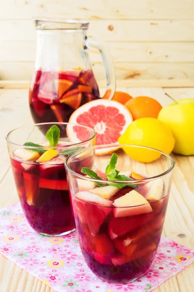 Sangría refrescante (ponche) con frutas —  Fotos de Stock