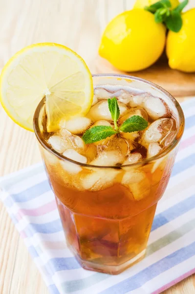 Glasse de té helado con limones y menta —  Fotos de Stock