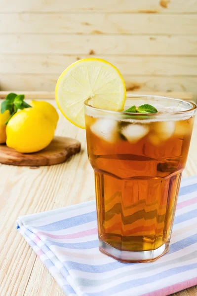 Refrescante té helado con limones y menta —  Fotos de Stock