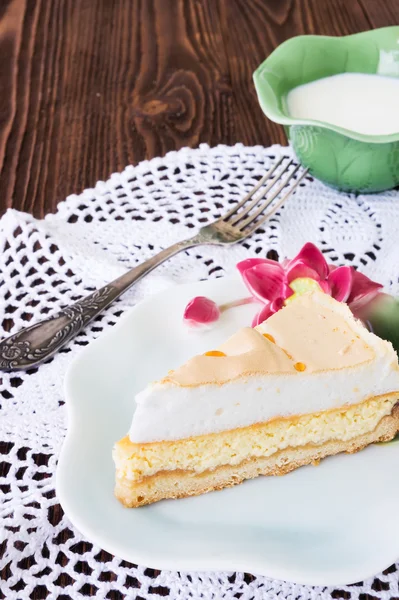 Rebanada de pastel de queso "lágrimas de ángel" con una taza de leche —  Fotos de Stock