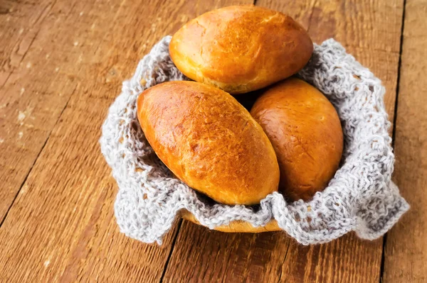 Pasties assados frescos na mesa de madeira — Fotografia de Stock