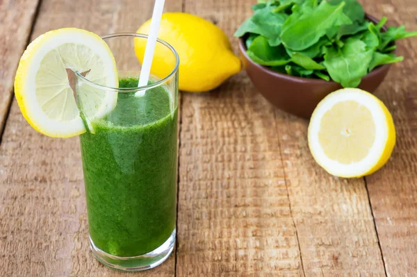 Smoothie verde saudável com espinafre e limão em backroun de madeira — Fotografia de Stock