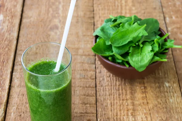 Verse groene smoothie met spinazie op houten backround — Stockfoto