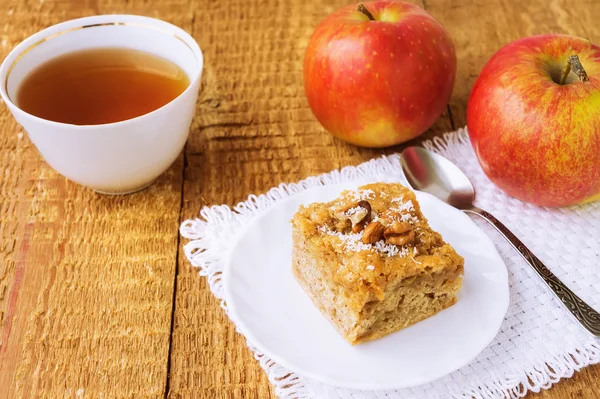 Eigengemaakte appeltaart en thee op houten tafel — Stockfoto