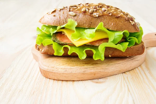 Sándwich con salmón ahumado —  Fotos de Stock