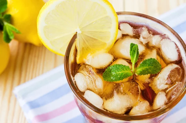 Glasse of ice tea with lemons and mint — Stock Photo, Image