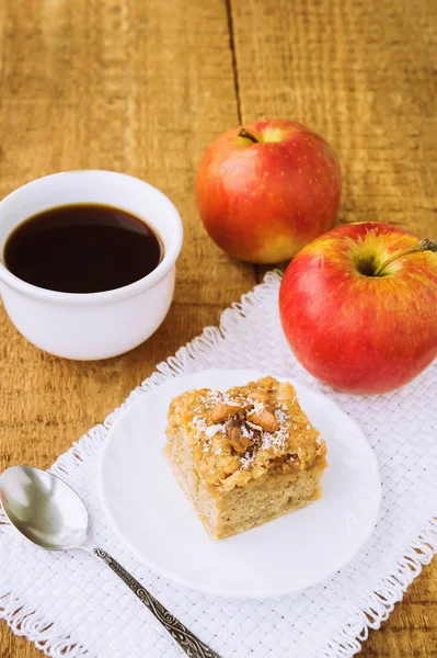 Домашний яблочный пирог и кофе на деревянном столе — стоковое фото