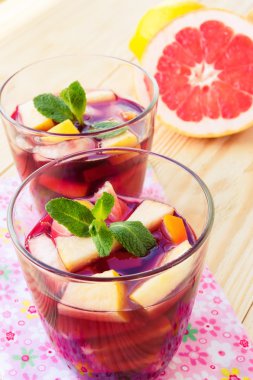 Canlandırıcı yaz içeceği ile lots-in farklı meyve