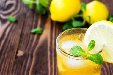 Buzlu çay ahşap masa üzerinde buz küpleri ile iki bardak