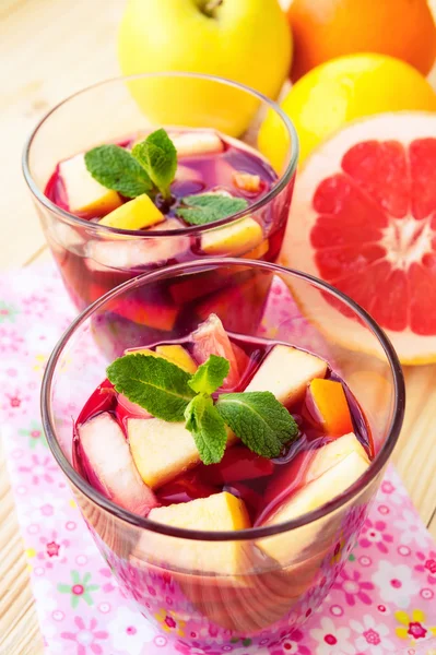 Üdítő sangria (ütés), gyümölcsökkel — Stock Fotó