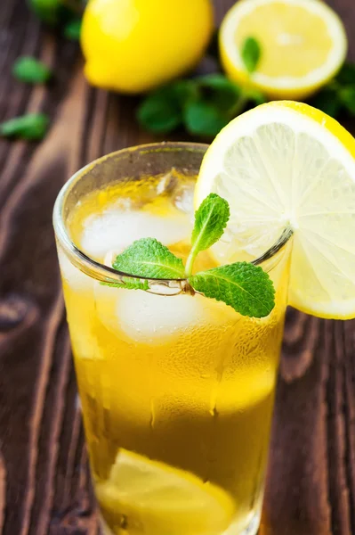 Two glasses of ice tea with ice-cubes on wooden table — Stock Photo, Image