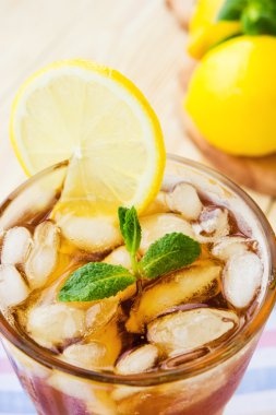 Serinletici buzlu çay limon ve nane ile