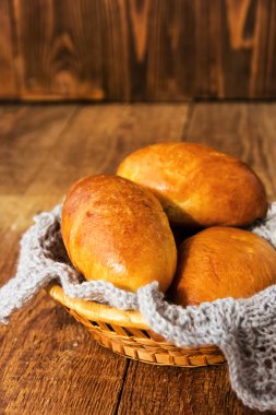 Ahşap masa üzerinde taze pişmiş pasties
