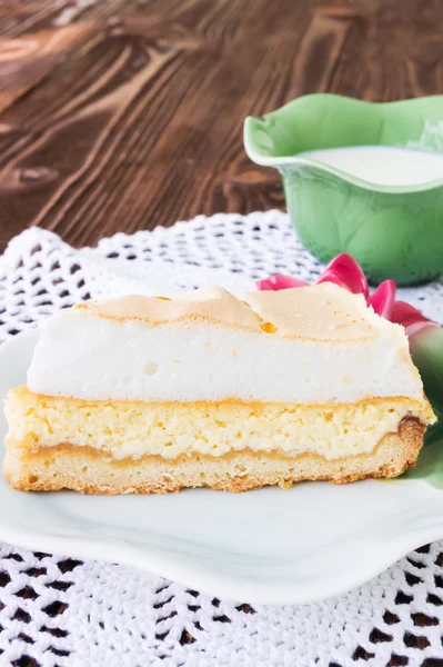 Rebanada de pastel de queso "lágrimas de ángel" con una taza de leche —  Fotos de Stock