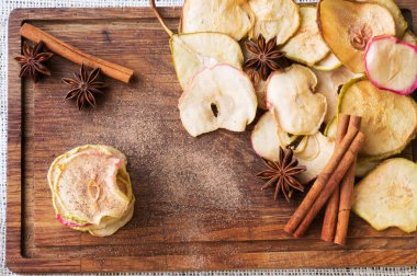 Sağlıklı snack. Elma ve armut cips kurutulmuş