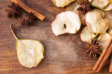 Sağlıklı snack. Elma ve armut cips kurutulmuş