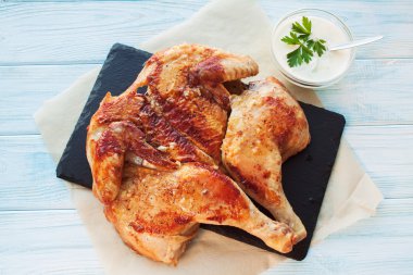 Rosted tavuk kayrak bir plaka üzerinde