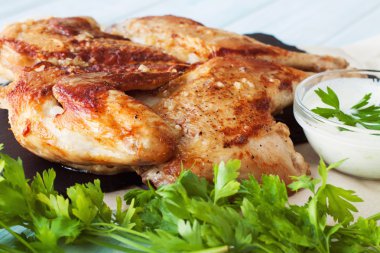 Rosted tavuk kayrak bir plaka üzerinde