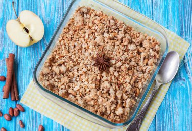 Elma kek tatlı ahşap arka plan üzerinde