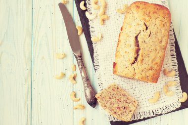 Ev yapımı muz ve fındık ahşap bir masaya ekmek